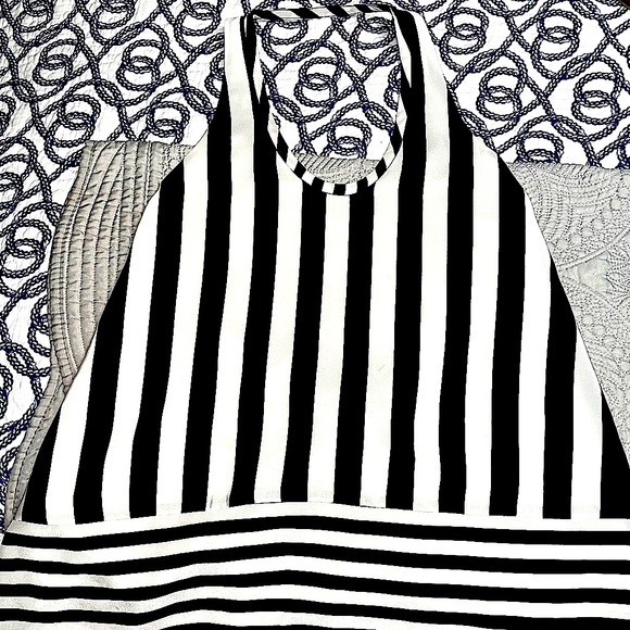 NWT BCBG white and black striped top! Read description! MAKE AN OFFER! 🤩❤️👀😍 - Picture 2 of 5